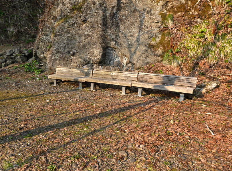 建物の隣にあるベンチ