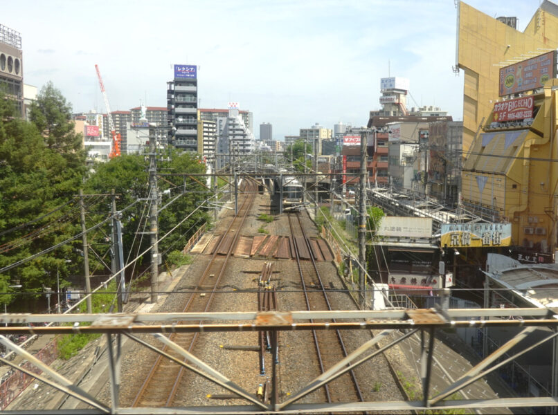 大阪環状線の上を通る京阪電車