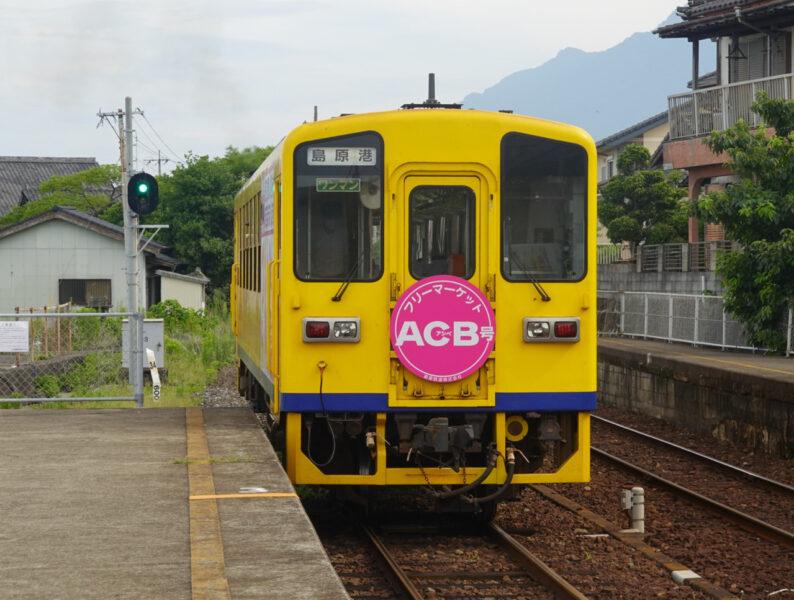 大三東駅を出発する島原鉄道の普通列車