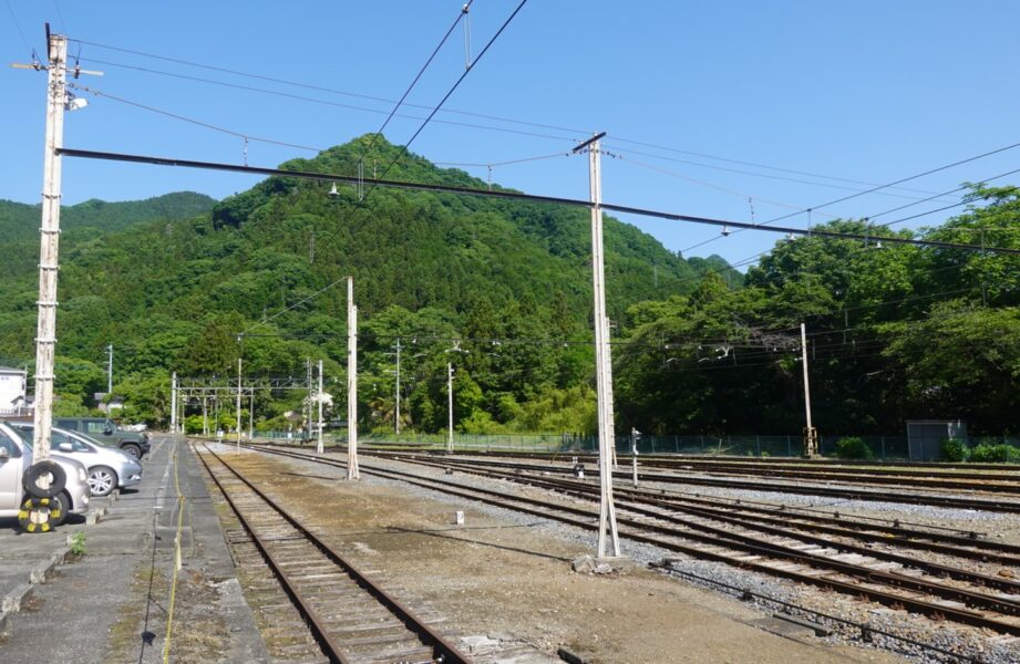 三峰口駅のホームから更に西を見る