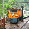 欅平駅の側線に停車中の黒部峡谷鉄道の車両