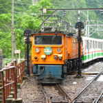 欅平駅の側線に停車中の黒部峡谷鉄道の車両