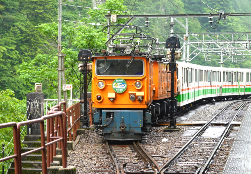 欅平駅の側線に停車中の黒部峡谷鉄道の車両