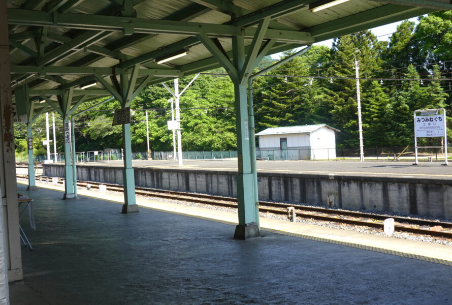 三峰口駅のホーム（左）