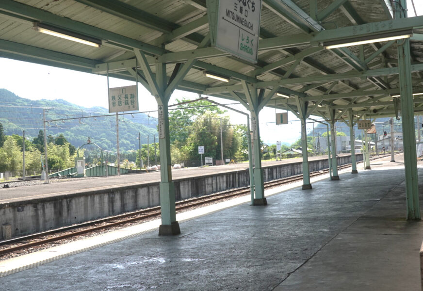 三峰口駅のホーム（右）