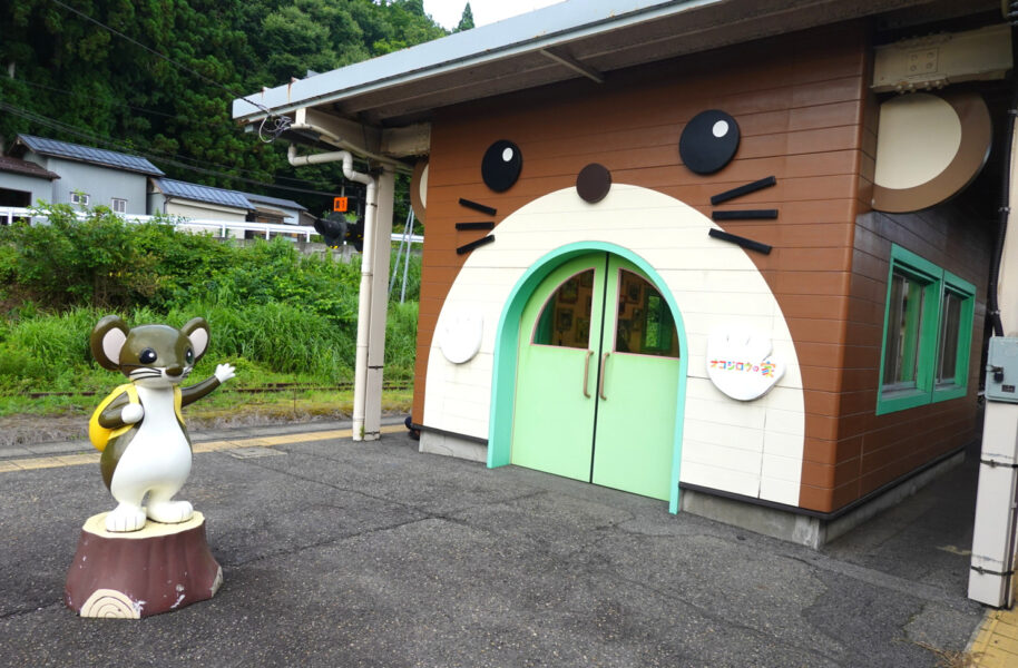 津川駅ホーム上にある待合室