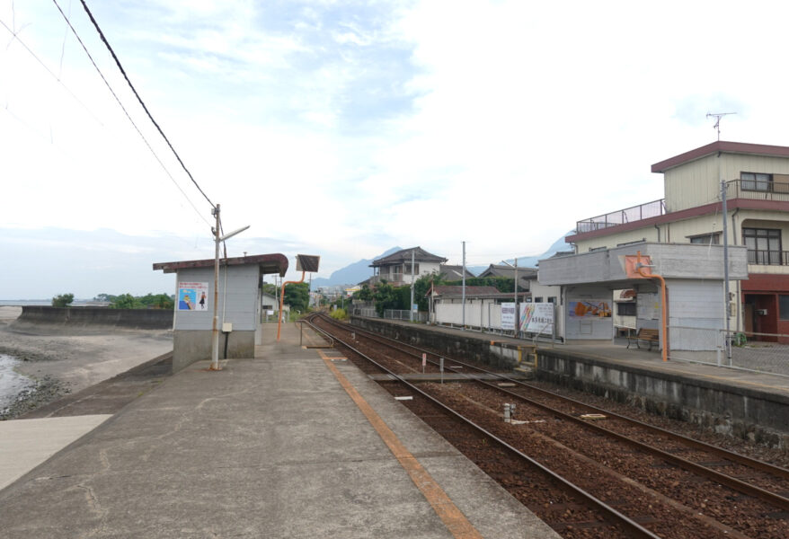 大三東駅のホーム（島原方面）