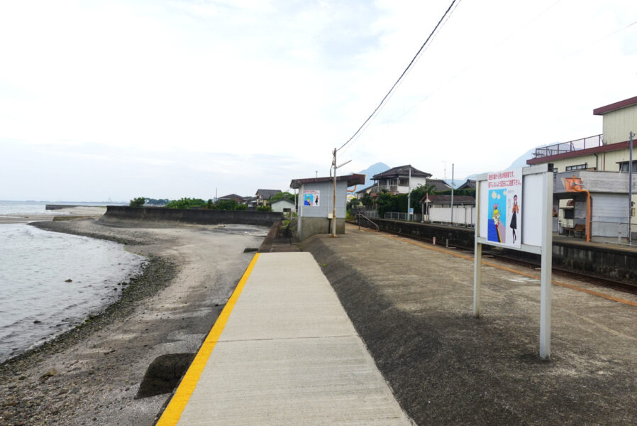 大三東駅のホームと有明海