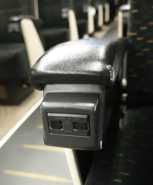京阪電車・プレミアムカーの座席にあるコンセント