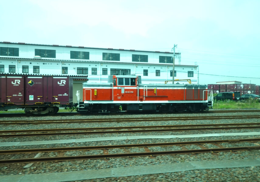 八戸貨物駅に停車中のＤＥ１０機関車（八戸臨海鉄道）