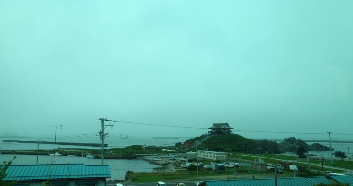 八戸線から見える蕪島神社