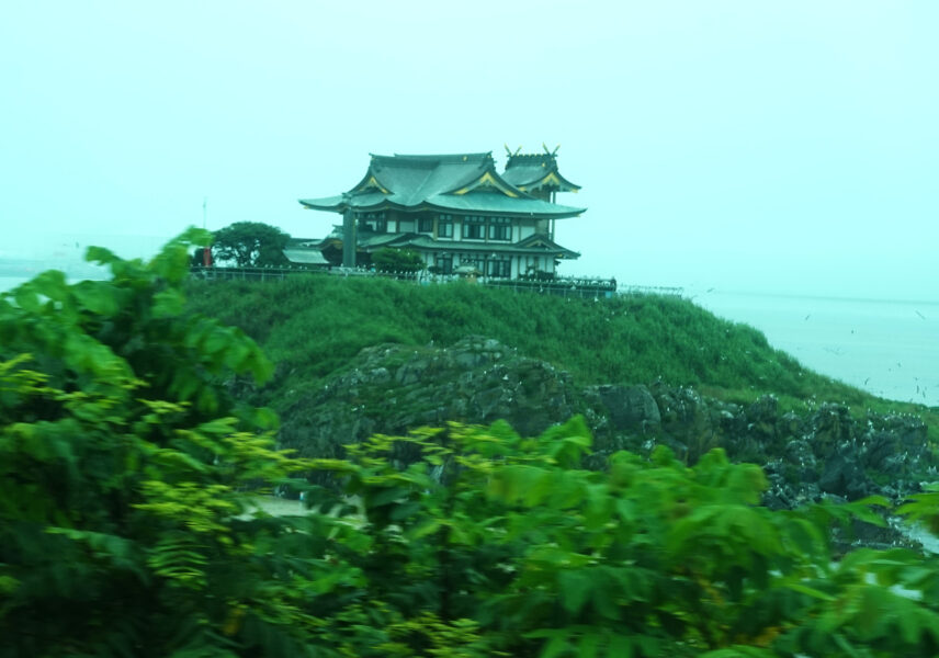 八戸線から見える蕪島神社