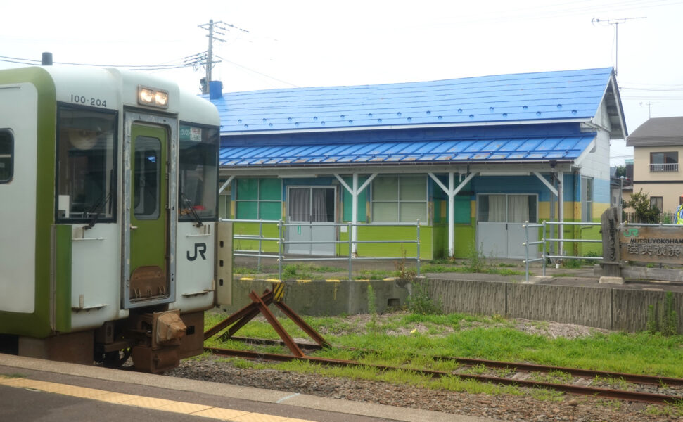 陸奥横浜駅で反対側の列車と待ち合わせ