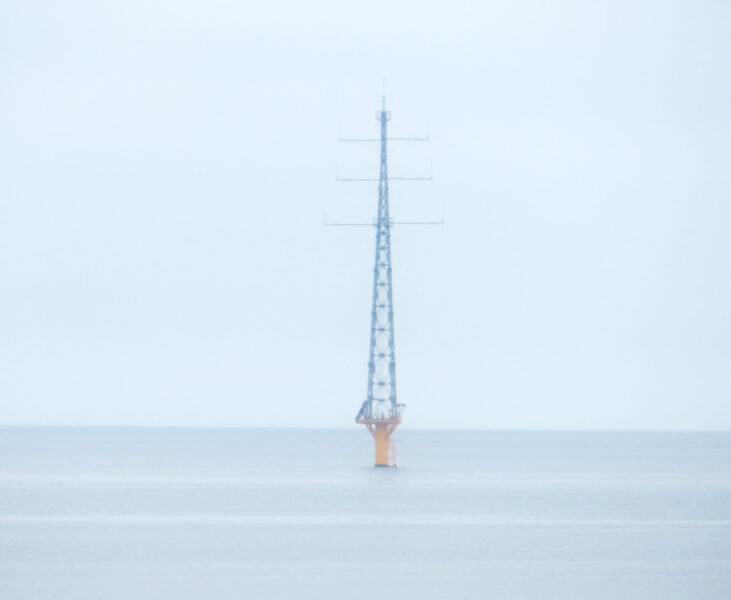 陸奥湾に浮かぶ鉄塔