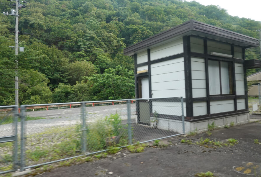 平津戸駅を通過する普通列車