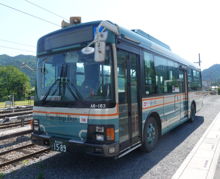 三峰口駅近くに止まっていた西武バス