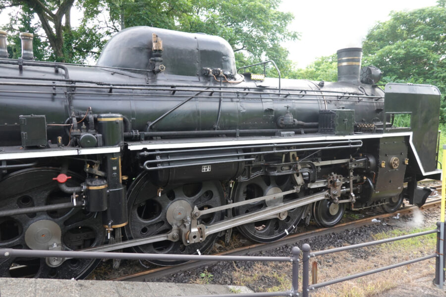 津川駅に停車中のＣ５７・横