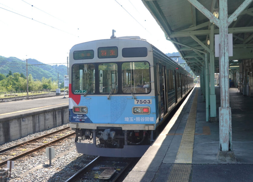 三峰口駅に停車中の普通列車・羽生行き