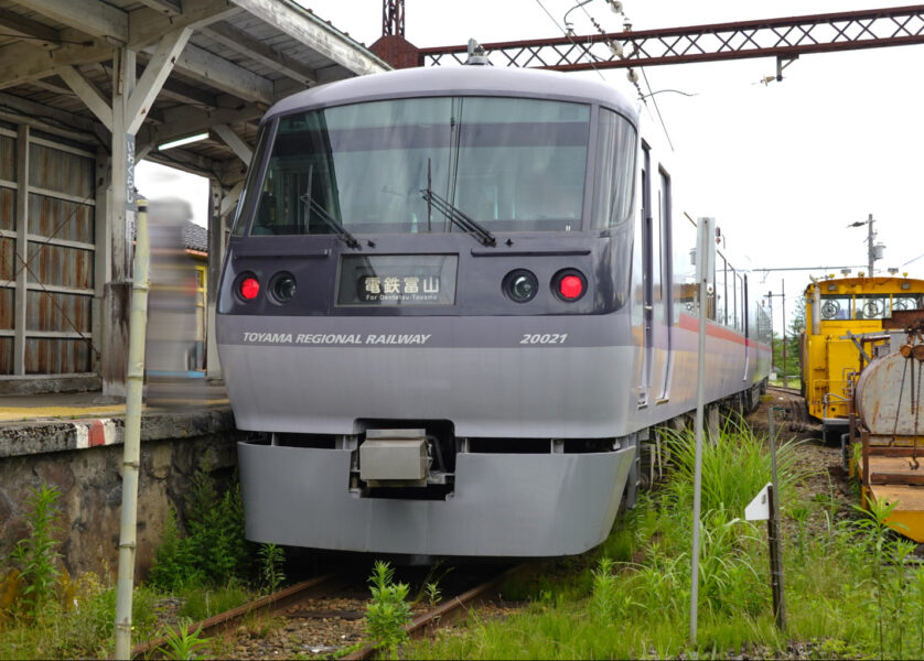 岩峅寺駅に停車中のニューレッドアロー