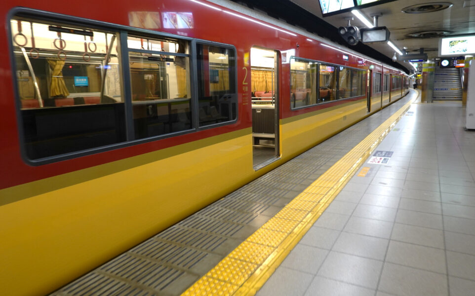 出町柳駅に到着した快速特急 洛楽