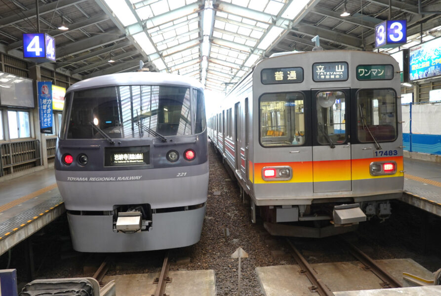 電鉄富山駅に停車中のニューレッドアロー