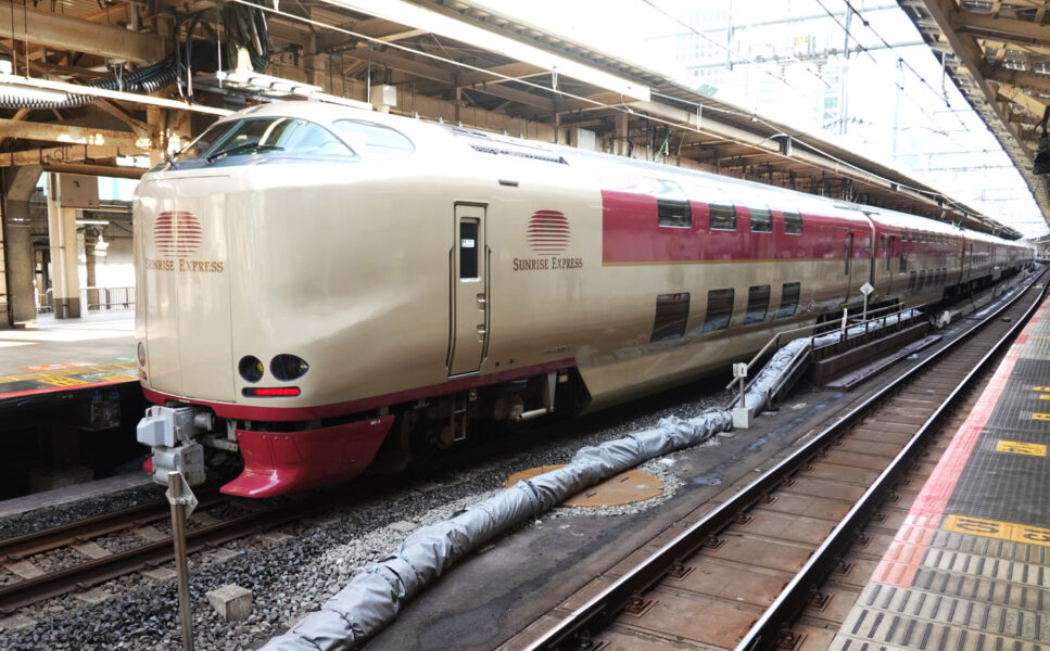 東京駅に到着した寝台特急サンライズ