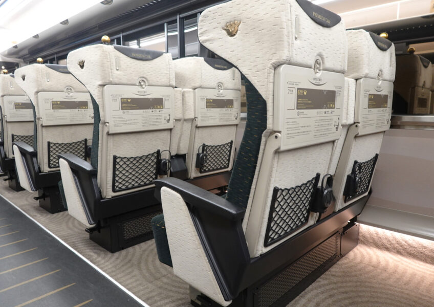京阪電車・プレミアムカーの座席にある設備