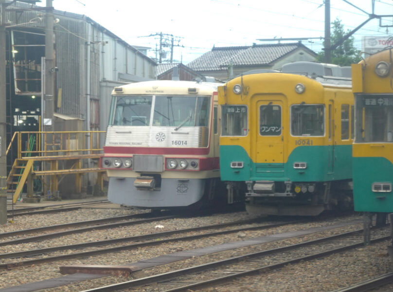 富山地方鉄道・稲荷町の車庫に停車中の初代レッドアロー