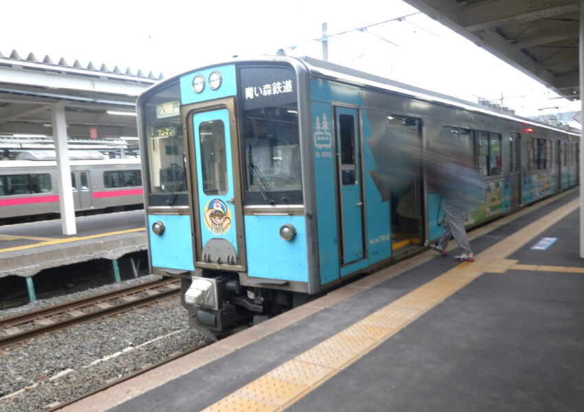 青森駅に停車中の青い森鉄道の普通列車