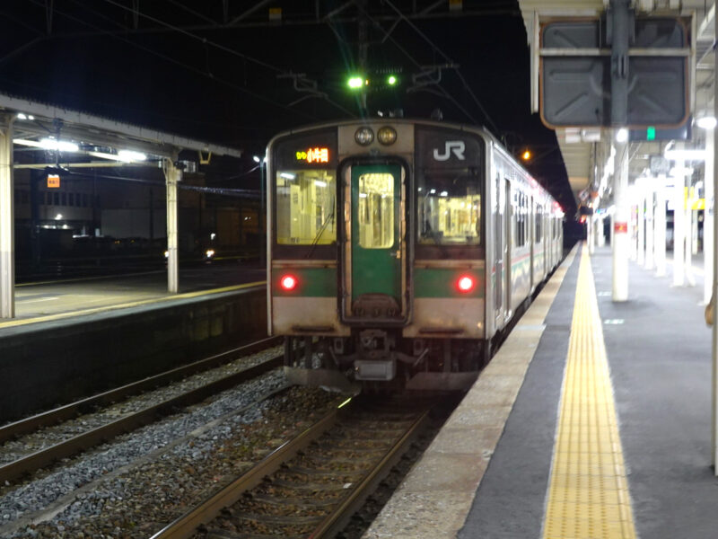 一ノ関駅に停車中の普通列車・小牛田行き