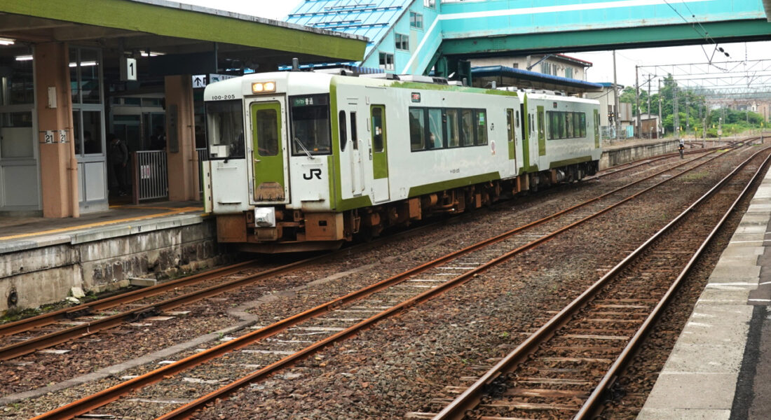 野辺地駅に停車中の大湊線の普通列車