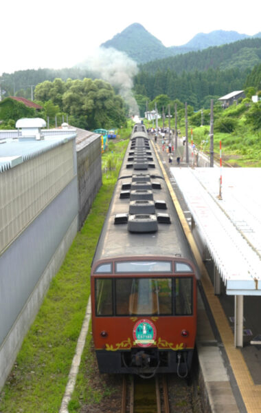 津川駅の跨線橋からＳＬばんえつ物語号を見る