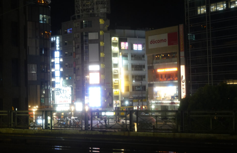 三ノ宮駅を走行中の寝台特急サンライズ瀬戸・出雲