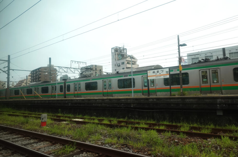 沼津駅に停車中の寝台特急サンライズ瀬戸・出雲