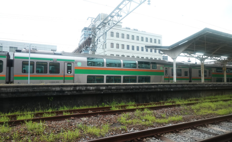 沼津駅に停車中の寝台特急サンライズ瀬戸・出雲