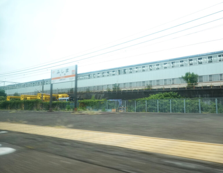 三島駅を通過する寝台特急サンライズ