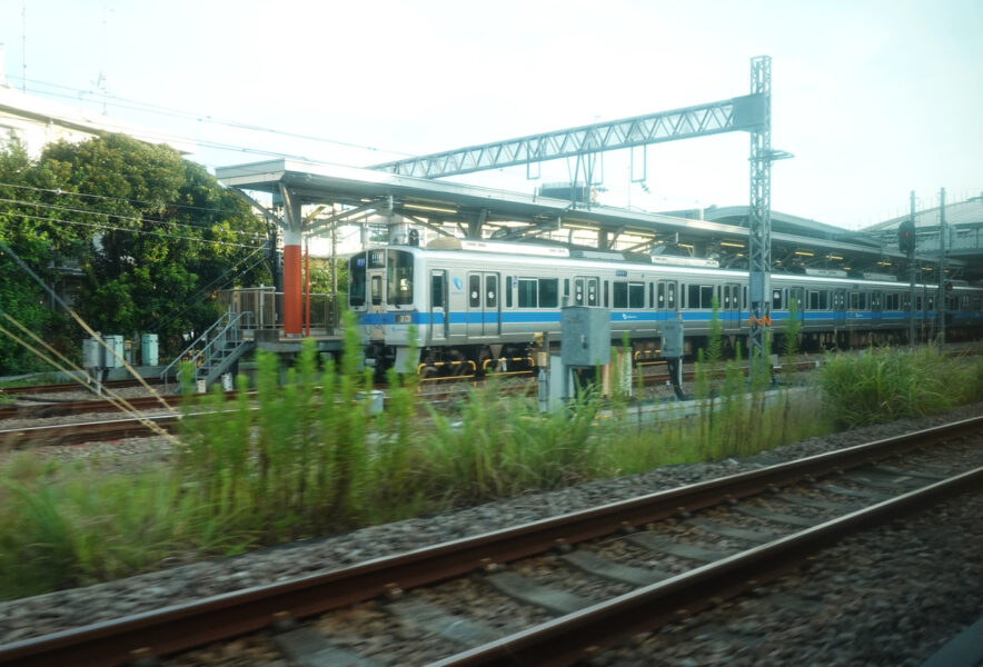 小田原駅を通過中の寝台特急サンライズ瀬戸・出雲