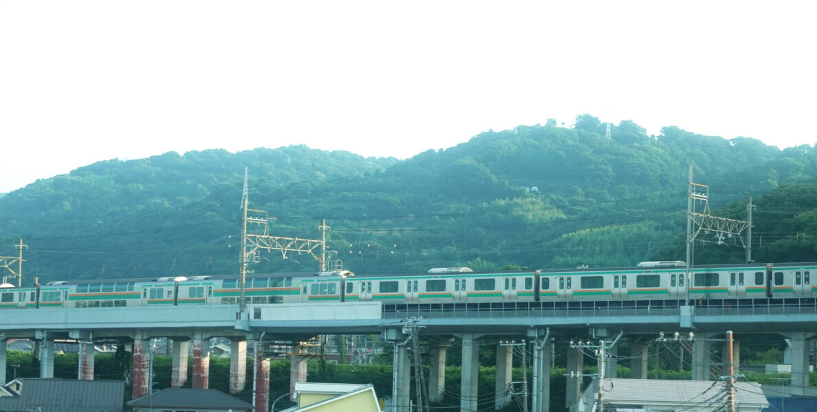 国府津駅の手前を走行する寝台特急サンライズ瀬戸・出雲