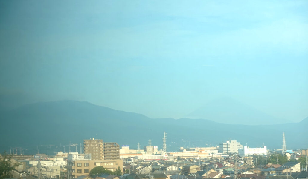 寝台特急サンライズ瀬戸・出雲の車窓、うっすらと見える富士山
