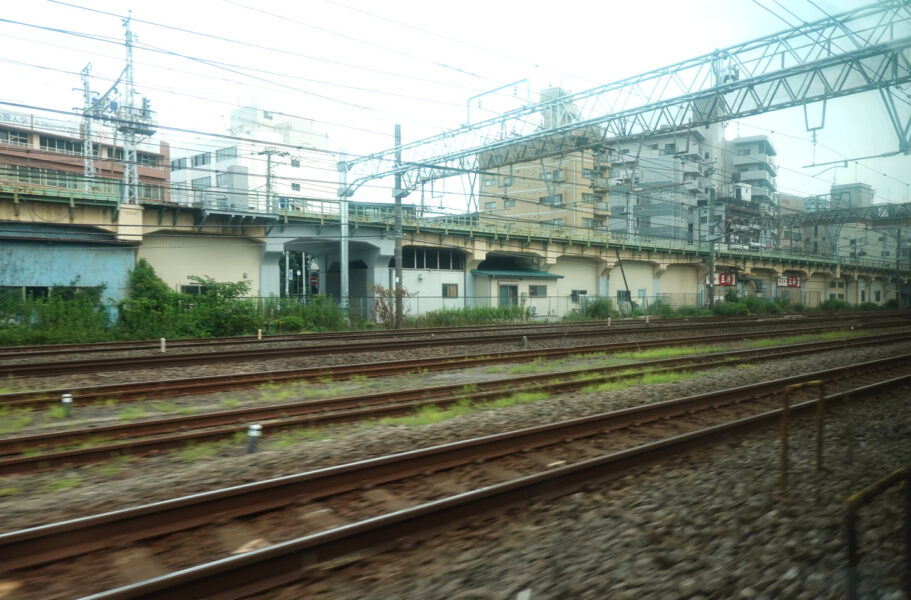 寝台特急サンライズ瀬戸・出雲が鶴見駅を通過