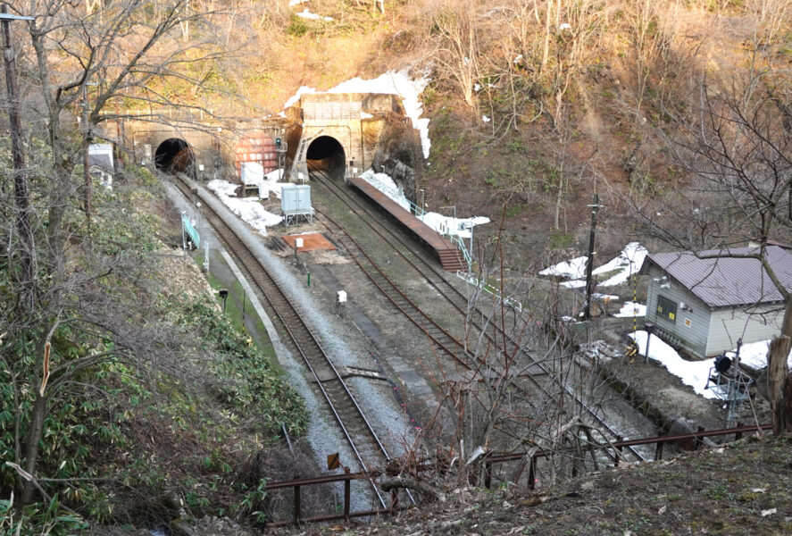 トンネルの上から小幌駅