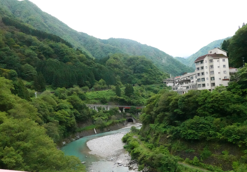 新山彦橋を渡る黒部峡谷鉄道の車両