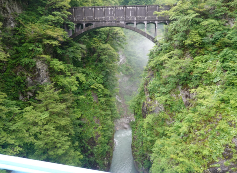 黒部峡谷鉄道の車窓・後曳橋からの景色