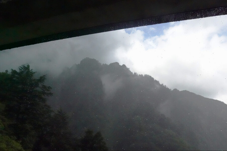 黒部峡谷鉄道の車窓・大雨が降る