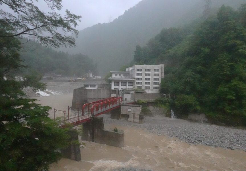 黒部峡谷鉄道の車窓・川が濁流になる