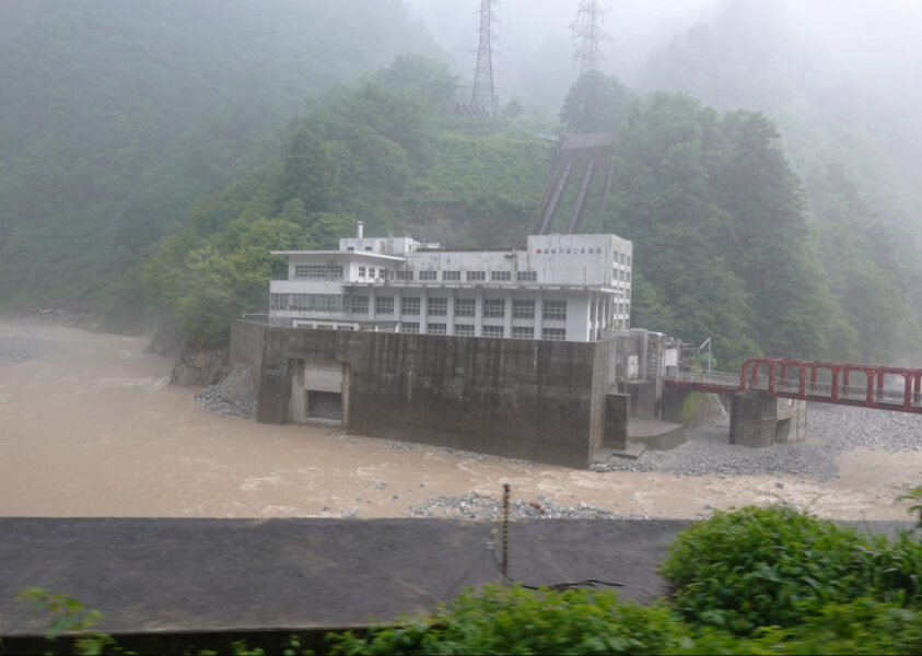 黒部峡谷鉄道の車窓・黒部川第二発電所