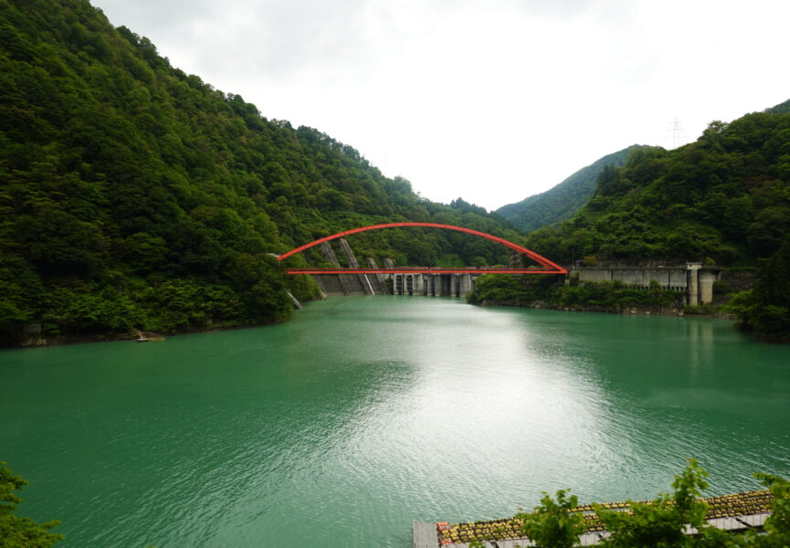 黒部峡谷鉄道の車窓・湖面橋