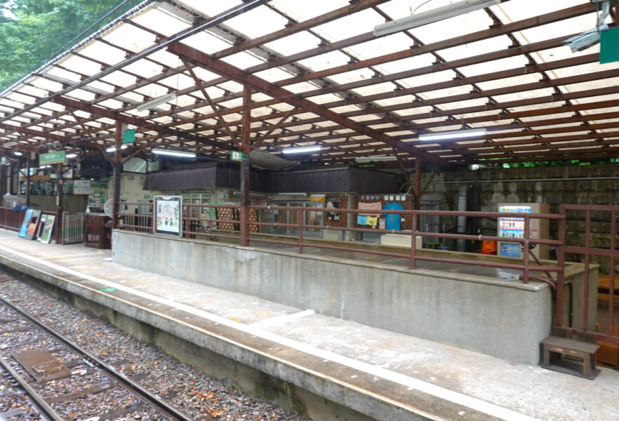 黒部峡谷鉄道の車窓・鐘釣駅に停車