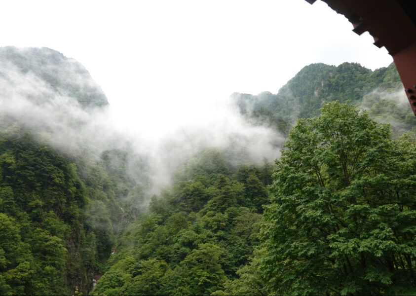 黒部峡谷鉄道の車窓・山の奥深くへ