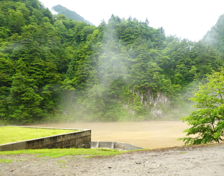 黒部峡谷鉄道の車窓・黒部川が濁っている（小屋平～欅平）